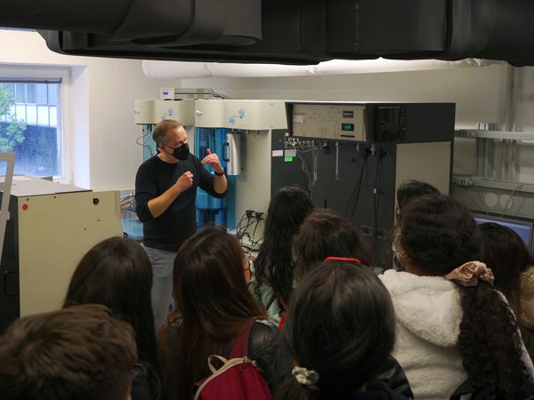 Visiting the lab of Prof. Arne Thomas © UniSysCat / Jean-Philippe Lonjaret