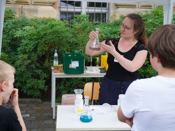 The blue bottle experiment