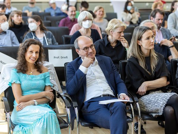 Prof. Beatriz Roldán Cuenya and Prof. Bert Weckhuysen with awardee Dr. Charlotte Vogt