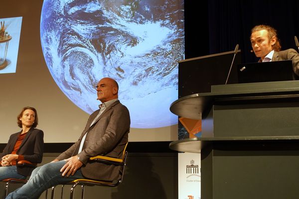 Dr. Benjamin Steininger giving an inpulse talk © UniSysCat 