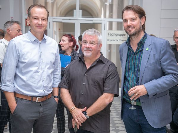 John Warner with UniSysCat's spokesperson Arne Thomas and Martin Rahmel from CIF © TU Berlin/Christian Kielmann