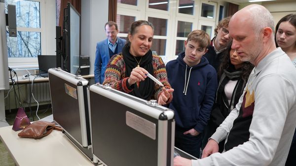 Prof. Mroginski and Dr. Merkel explaining the kit.