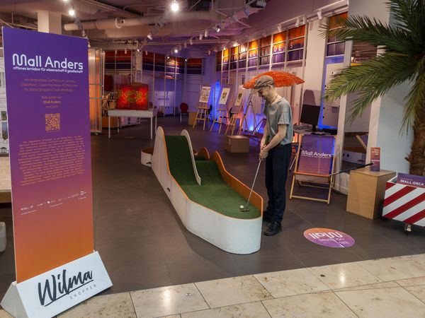 Playing Catalysis Minigolf at Mall Anders