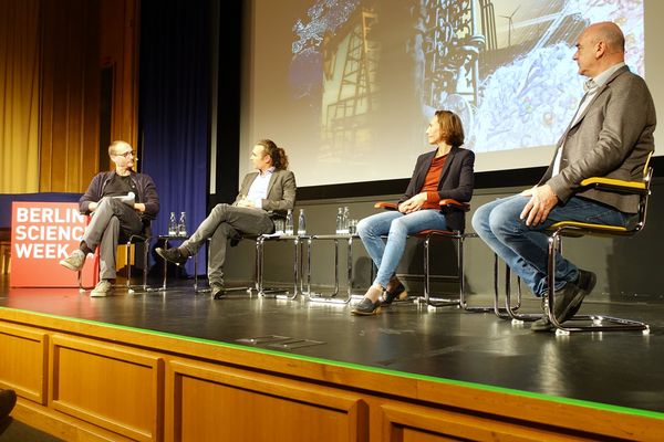 The panel: Prof. Matthias Drieß, Prof. Anke Weidlich, Dr. Benjamin Steininger, Moderation: Dr. Jochen Müller © UniSysCat