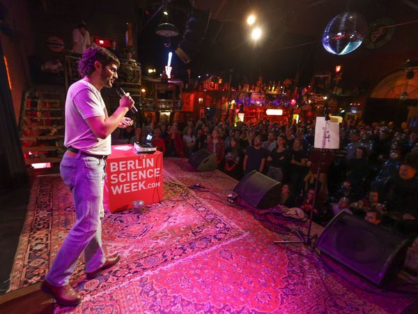 Enrico Bortoletto slamming for MATH+ © Berlin Science Week / photothek