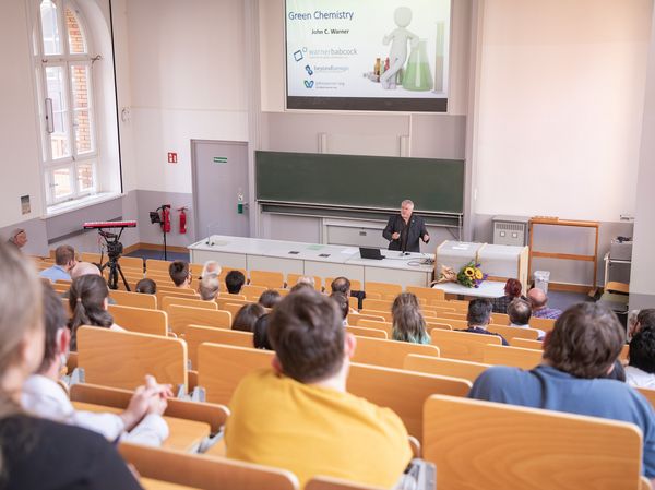 John Warner giving his inaugural lecture © TU Berlin/Christian Kielmann