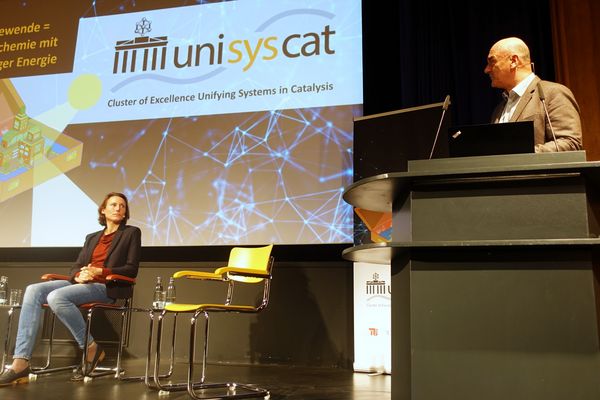 Prof. Matthias Drieß giving an impulse © UniSysCat 