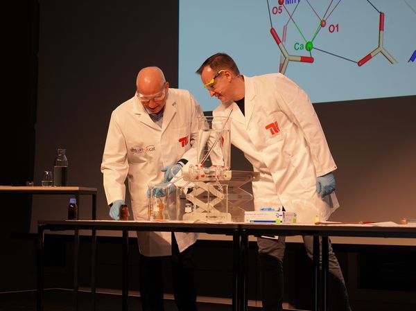Volker Wieprecht (rbb) and Arne Thomas at the Luminol Experiment