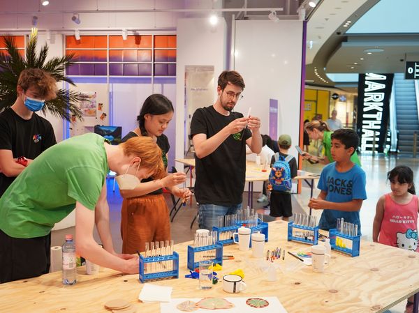 Friday: Experiments for children with a team from TU Berlin and the JCF Berlin