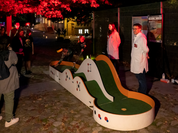 Catalysis minigolf at night