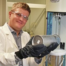 Prof. Dr. Martin Oschatz working in the lab.
